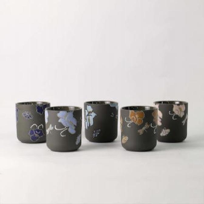 چرا این شمع گیر گلدار نقاشی شده با دست منحصربفرد به محبوبیت جدید اینستاگرام تبدیل شده است؟ چرا این شمع گیر گلدار نقاشی شده با دست منحصربفرد به محبوبیت جدید اینستاگرام تبدیل شده است؟