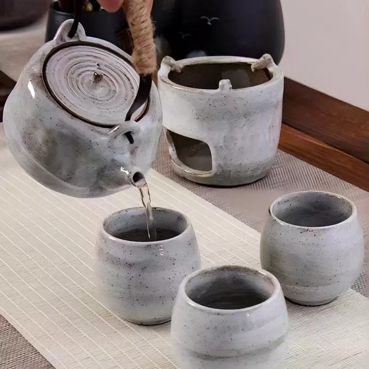 فنجان چای سنتی با قوری